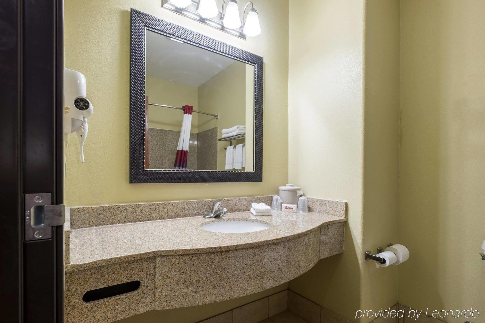 Red Roof Inn & Suites Lake Charles Buitenkant foto