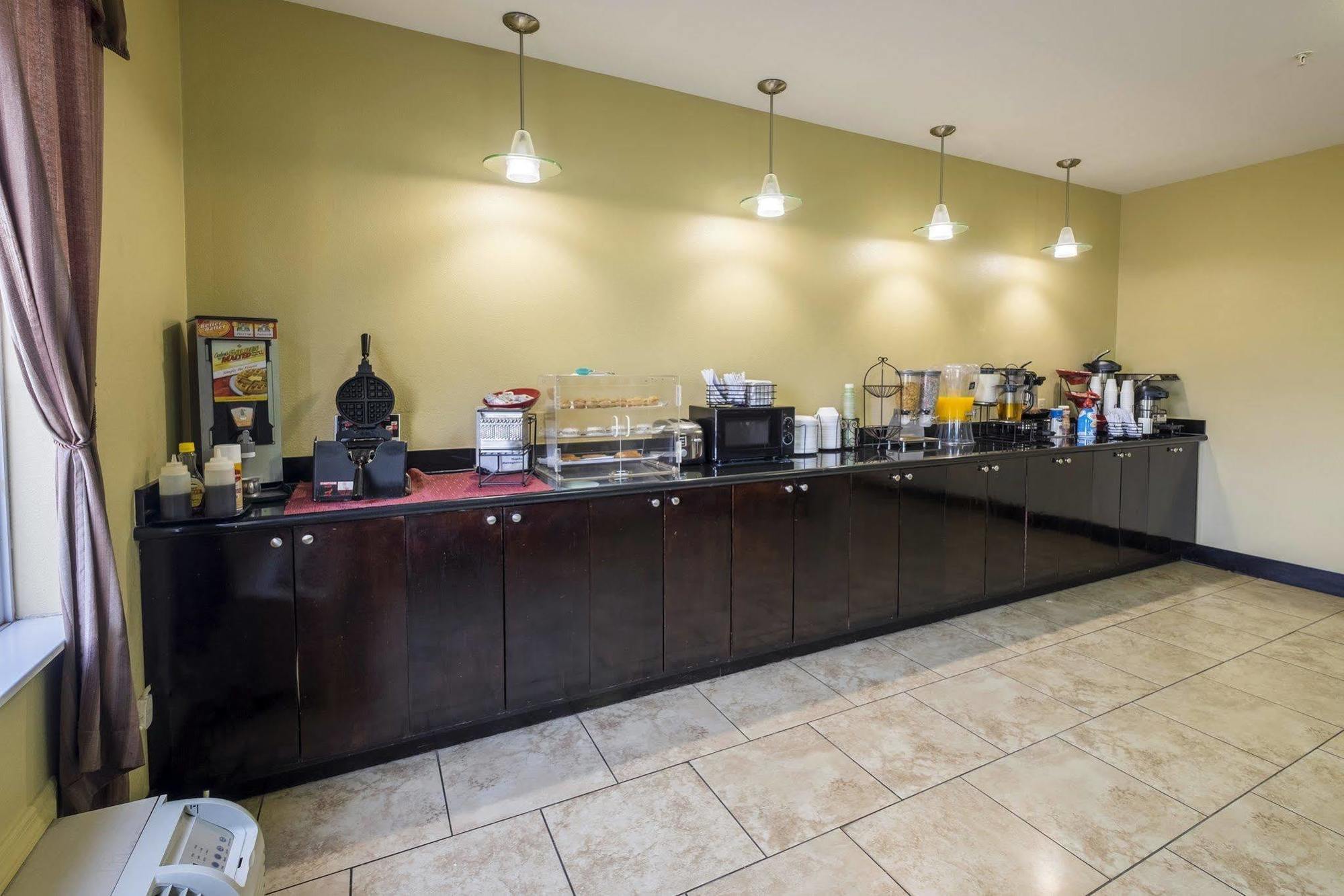 Red Roof Inn & Suites Lake Charles Buitenkant foto