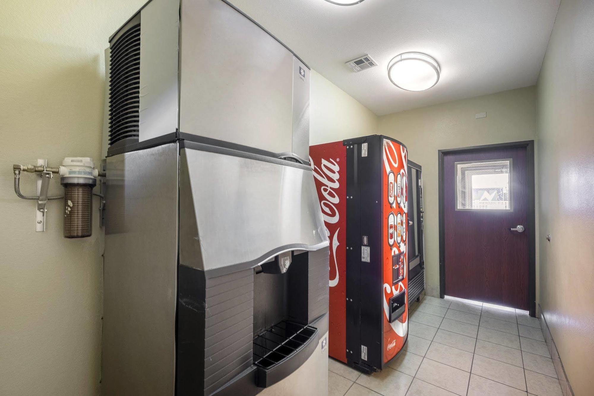 Red Roof Inn & Suites Lake Charles Buitenkant foto
